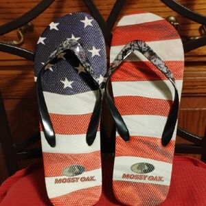 Mossy Oak Men’s American Flag Flip Flops – Size 10/L-XL– NWOT